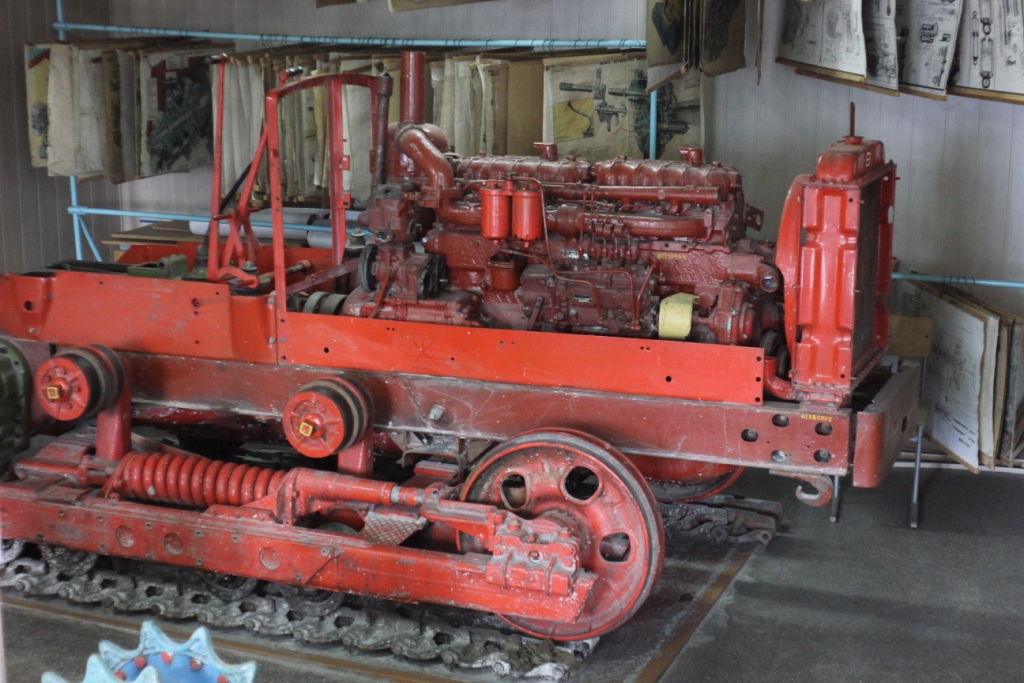 Натурный образец сельскохозяйственного трактора Т-4А (Алтайского тракторного завода)